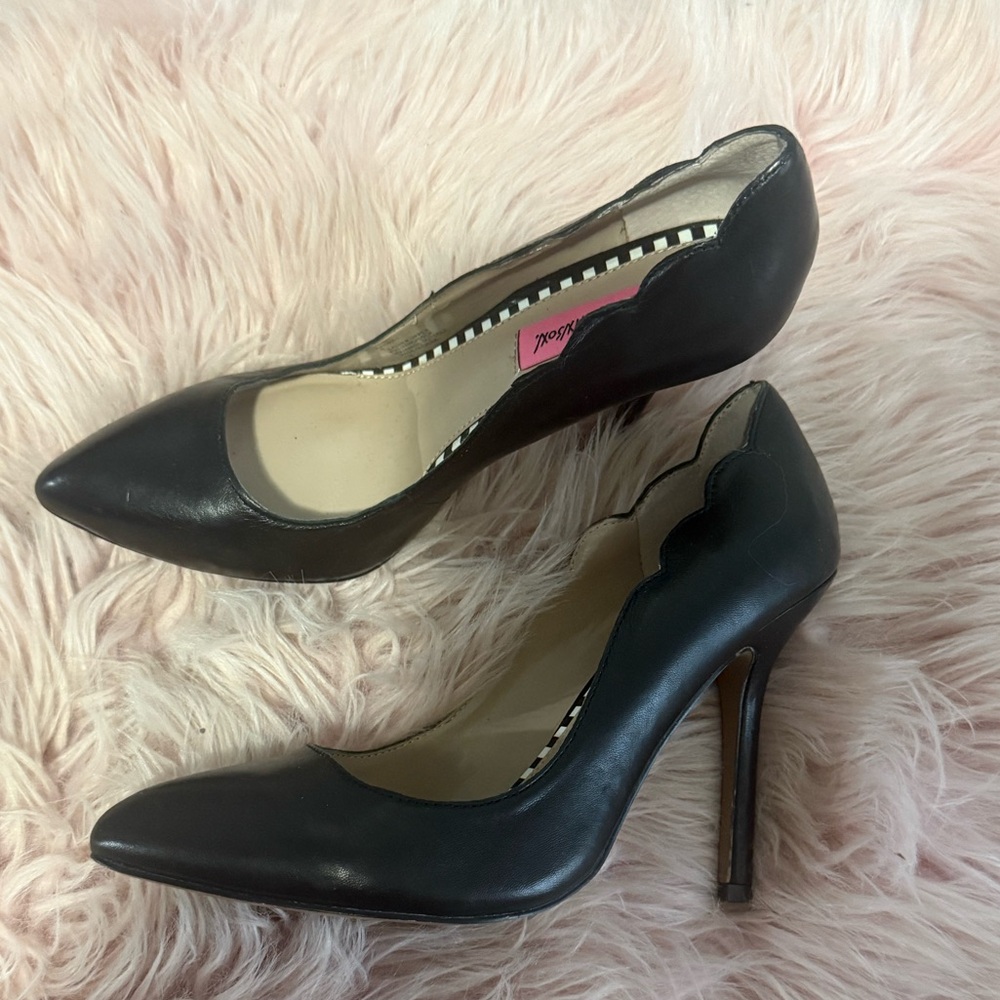 Black Scalloped Leather Pointed-Toe High Heels